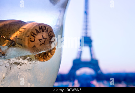 CHAMPAGNE DI PARIGI TORRE EIFFEL champagne francese sughero galleggiante nel refrigeratore di vino ghiacciato con Torre Eiffel sullo sfondo raffinato ristorante all'aperto Parigi Francia Foto Stock