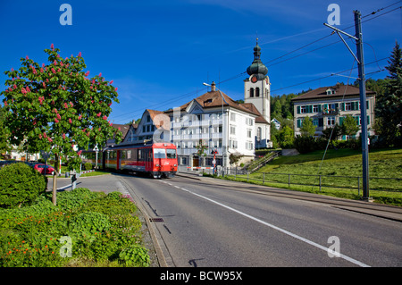 Treno locale passando attraverso Bühler nel centro del paese Foto Stock