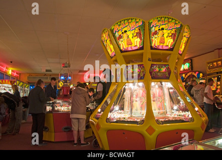 Le slot machines in una sala giochi Norfolk Inghilterra Foto Stock