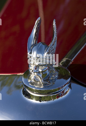 Rover Auto ornamento del cofano Chrome Viking in elmo alato Foto Stock