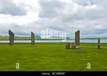 Le pietre permanente di Stennes da Loch Stenness sulle isole Orcadi Scozia Foto Stock