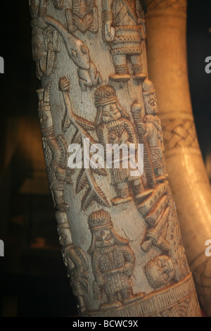 Avorio intagliato brosmio dal Benin City, Nigeria meridionale prese a Liverpool Museum, England, Regno Unito Foto Stock
