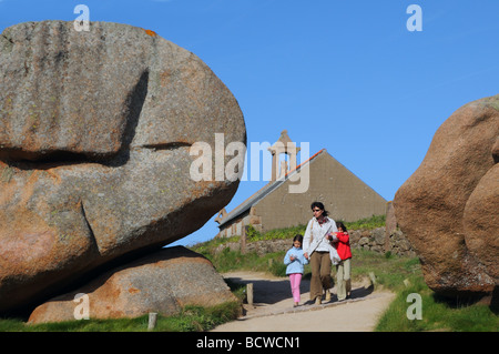 Una famiglia su Sentier des douaniers a Ploumanach in Bretagna Foto Stock