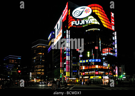 Negozio coloratissimo fronti e schermi pubblicitari nel quartiere di Ginza Tokyo Giappone Foto Stock