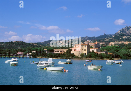 Costa, barche in fronte a Cala di Volpe, Costa Smeralda, Sardegna, Italia, Europa Foto Stock