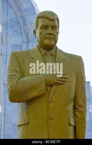 Statua di Türkmenbaşy in Türkmenabat o Charjou Turkmenistan Foto Stock