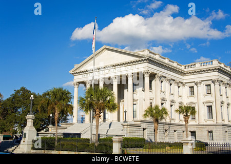 Alberi di fronte a un custom house, Stati Uniti Custom House, Charleston, Carolina del Sud, STATI UNITI D'AMERICA Foto Stock