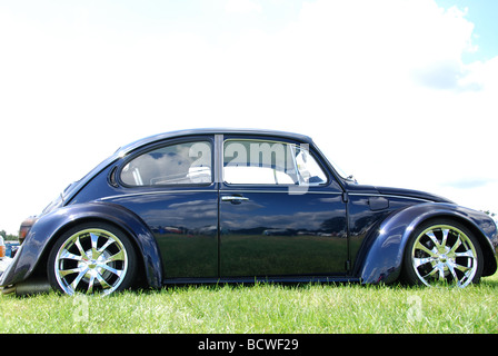 Classic blu mezzanotte VW Beetle con ruote in lega Foto Stock