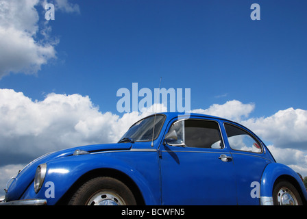 Blu classico VW Beetle contro il cielo blu Foto Stock