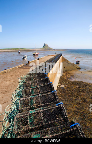 Aragosta post e il castello di Lindisfarne Northumberland Inghilterra Foto Stock