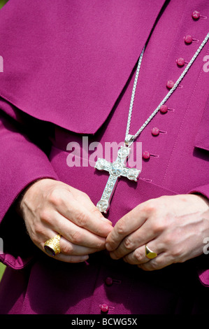 Il distintivo viola vesti di un Vescovo la paramenti. Foto da Jim Holden. Foto Stock