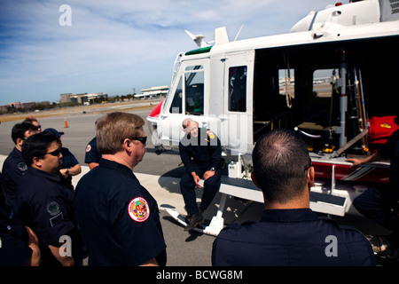 CAL FIRE Emergency Responder elicottero @ operazioni speciali di formazione con la California Highway Patrol, AMR & San Mateo EMT Foto Stock