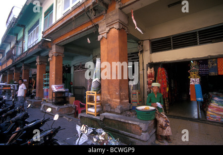 Scena di strada nei pressi di pasar badung denpasar Bali Indonesia Foto Stock