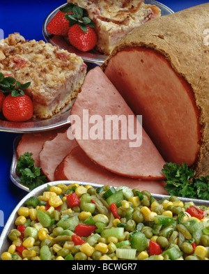 Paese ricette di cucina, fresche Fragole torta di caffè e dessert insalata veggie, prosciutto cotto al forno in una coperta. Foto Stock