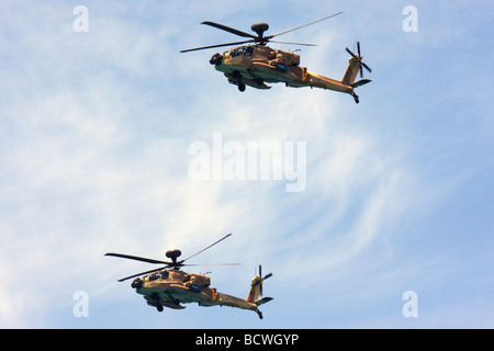 Forza Aerea israeliana elicottero due Boeing Apache AH 64D Longbow in volo Foto Stock