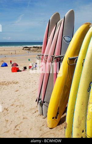 Tavole da surf a noleggio presso Fistral Beach,,newquay cornwall, Regno Unito Foto Stock