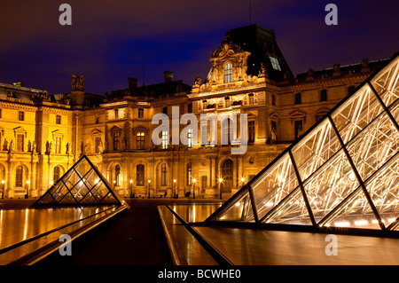 Twilight nel cortile del Musee du Louvre, Parigi, Francia Foto Stock