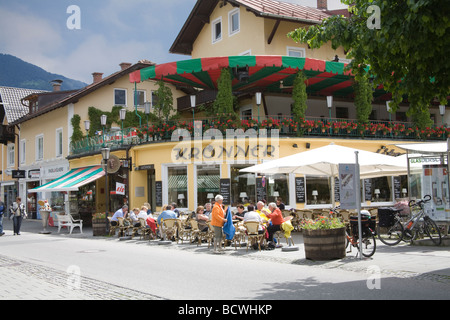 Garmisch Partenkirchen Baviera Germania UE Può visitatori presso un open air cafè nell'area pedonale del centro cittadino Foto Stock