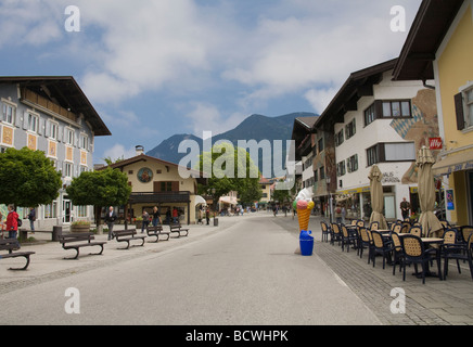 Garmisch Partenkirchen Baviera Germania UE giugno gli amanti dello shopping nella zona pedonale del centro città Foto Stock