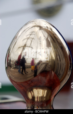 Nave a montanti e fiamme riflesse nel montante metallico sul ponte, Funchal 500 Tall Ships Race, Falmouth, 2008 Foto Stock