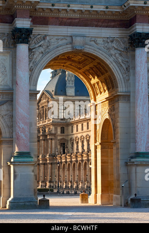 Arc de triomphe du Carrousel e il Palais du Louvre Parigi Francia Foto Stock