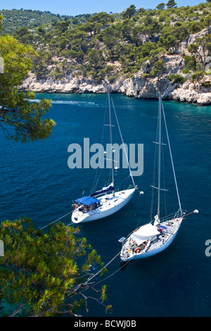 Barche a vela ormeggiate in una delle Calanques vicino Cassis, Provenza, Francia Foto Stock