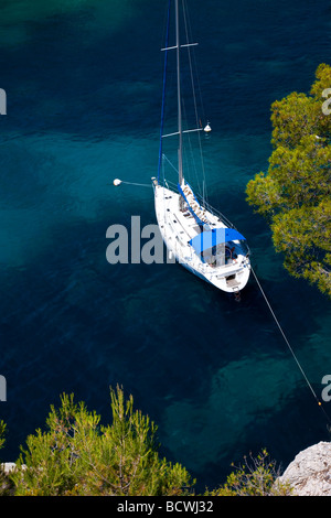 Barca a vela ormeggiata in uno dei Calanchi vicino a Cassis, Provenza Francia Foto Stock