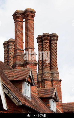 Elizabethan camini nelle case di Albury Surrey in Inghilterra Foto Stock