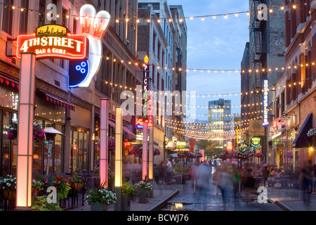 Club scena sulla East Fourth Street in Cleveland Ohio Foto Stock