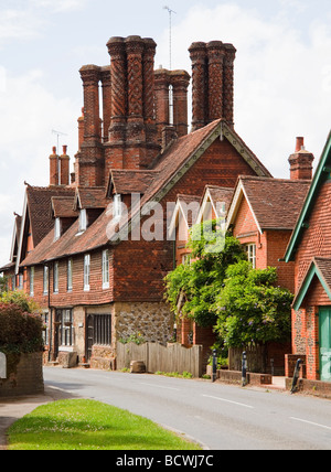 Elizabethan camini nelle case di Albury Surrey in Inghilterra Foto Stock