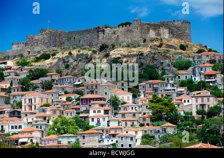 Vista della città di molivos o Mithymna con castello storico sulla collina sulla isola di Lesbo in Grecia Foto Stock