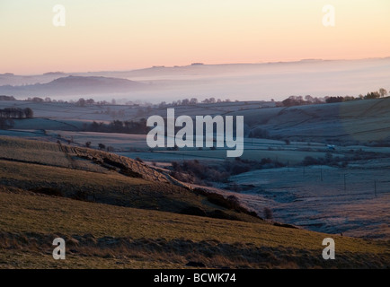 Alba sul congelati paesaggio invernale vicino Longnor vicino a Buxton in Peak District, DERBYSHIRE REGNO UNITO Inghilterra Foto Stock