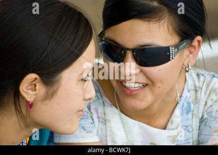 Due giovani donne turkmene in Maria il Turkmenistan Foto Stock