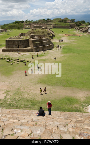 Monte Alban sito rovina Oaxaca, Messico, 500 BC-750 Annuncio la più antica città di pietra in Messico, Zapoteco costruttori, pietra piattaforme piramidale Foto Stock