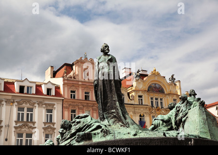 Jan Hus del XV secolo ha un eretico è un simbolo del nazionalismo ceca la sua statua si trova nella Piazza della Città Vecchia Foto Stock