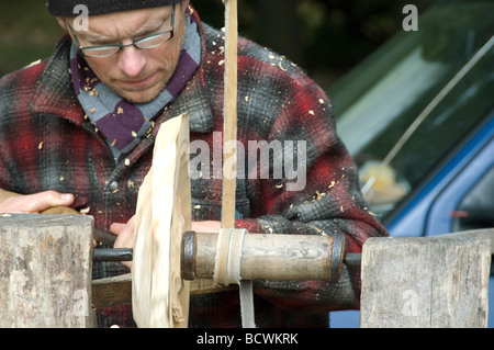 Woodturner tradizionali dimostrando al woodcraft fair Foto Stock