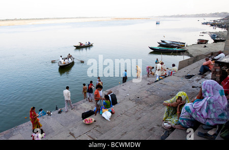 Mattina al Ghats Varanasi India Foto Stock