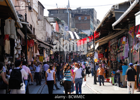 ISTANBUL, Turchia. Shopping su una delle tante strade trafficate in il Cagaloglu quartiere vicino al Grand Bazaar. 2009. Foto Stock