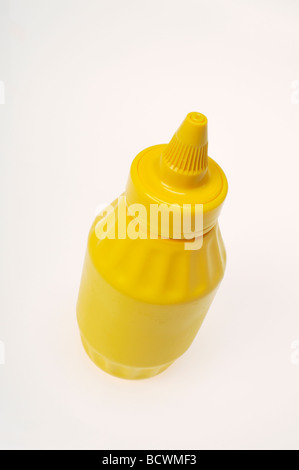 Giallo senape bottiglia senza etichetta su sfondo bianco senza etichetta.