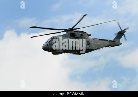 La British Royal Navy Augusta Westland Merlin Un elicottero che vola al Royal International Air Tattoo Airshow di detenuti a RAF Fairford Foto Stock