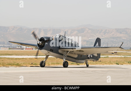 Un Grumman TBM-3E Avenger taxi sulla pista di un airshow. Foto Stock