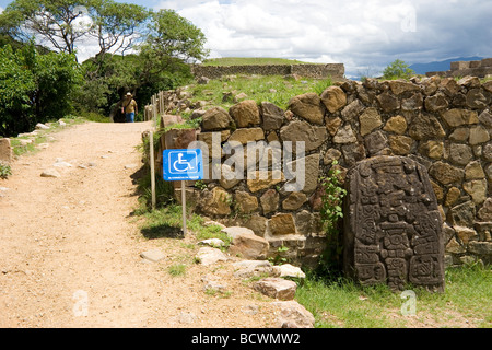 Accesso handicap Monte Alban sito rovina Oaxaca, Messico, 500 BC-750 Annuncio la più antica città di pietra in Messico, Zapoteco costruttori, Foto Stock