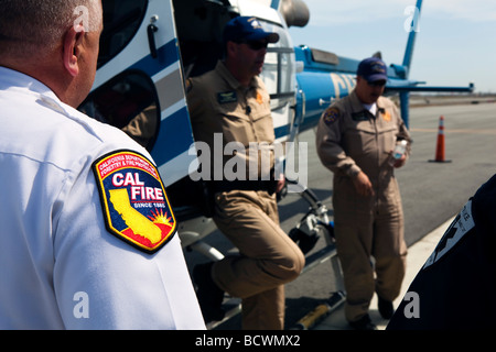 CAL FIRE Emergency Responder elicottero @ operazioni speciali di formazione con la California Highway Patrol, AMR & San Mateo EMT Foto Stock