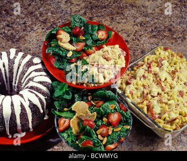 Paese ricette di cucina, ricca di mac e formaggio, berry buona insalata di spinaci, super torta al cioccolato dessert.. Foto Stock