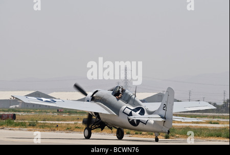 Un Grumman F4F Wildcat taxi sulla pista dopo il volo a un air show. (Posteriore vista laterale) Foto Stock