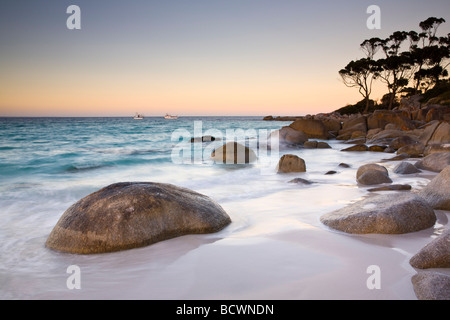 Spiaggia al tramonto Binalong Bay Bay di incendi Tasmania Australia Foto Stock