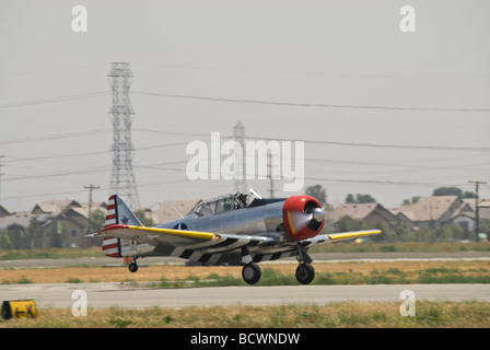 Un North American Aviation T-6 Texano Trainer tocca verso il basso sulla pista dopo il volo a un air show. Foto Stock