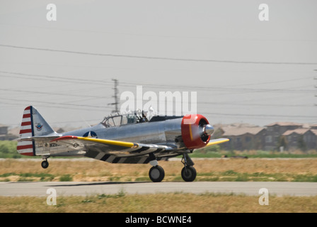 Un North American Aviation T-6 Texano Trainer tocca verso il basso sulla pista dopo il volo a un air show. Foto Stock