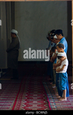 La chiamata alla preghiera in moschea Kalon o Jama Masjid a Bukhara Uzbekistan Foto Stock