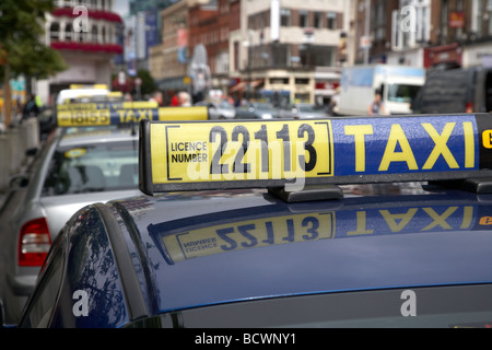 Taxi in taxi su st stephens green nel centro della città di Dublino Repubblica di Irlanda Foto Stock